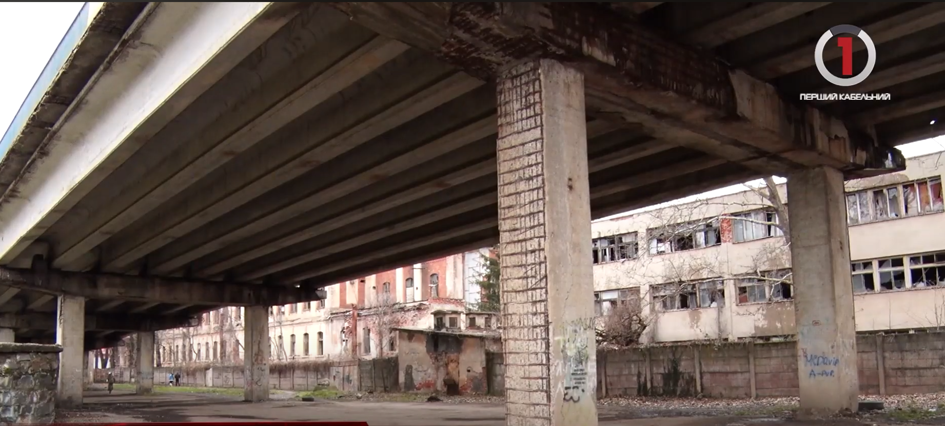 Бережись мосту: в Мукачеві аварійна переправа лякає місцевих (ВІДЕО)