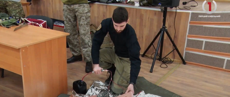 У Мукачеві лікарі-парамедики навчали цивільне населення надавати першу домедичну допомогу (ВІДЕО)