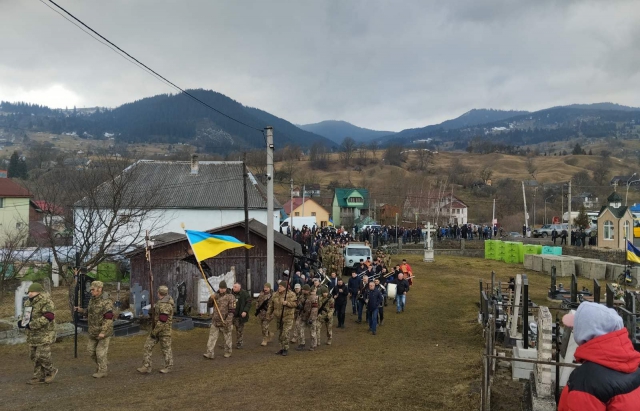 На Рахівщині провели в останню путь Героя Михайла Андріюка