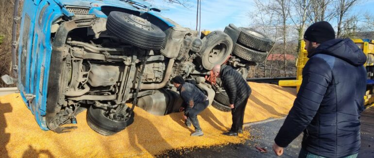 Вантажівку підрізав легковик: подробиці ДТП, яка сталася на трасі Київ-Чоп поблизу смт. Кольчино