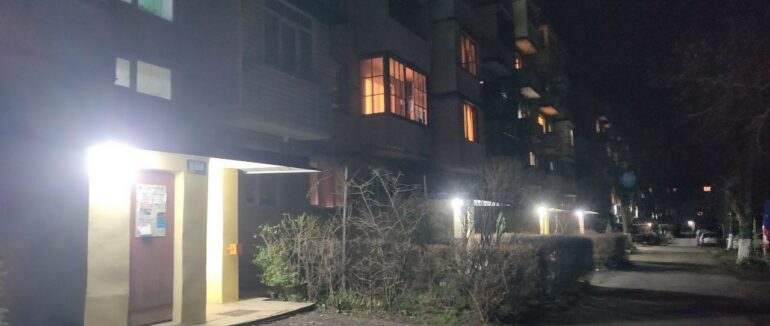 Коли вся Україна сидить у темряві, то в Ужгороді жителі багатоквартирного будинку не думають “економити”