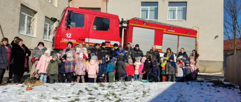 Вивчали правила безпеки, користування вогнегасником та відчули себе вогнеборцями: у Голубиному рятувальники завітали до дитсадка (ФОТО)