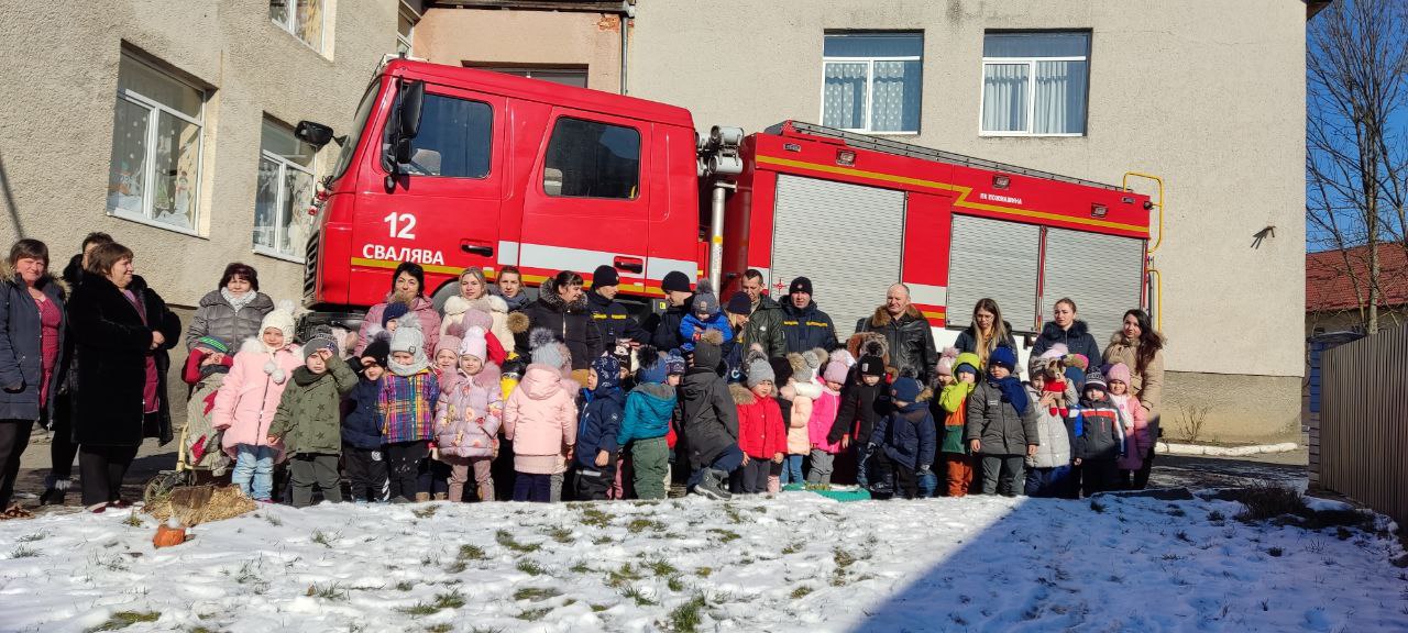 Вивчали правила безпеки, користування вогнегасником та відчули себе вогнеборцями: у Голубиному рятувальники завітали до дитсадка (ФОТО)
