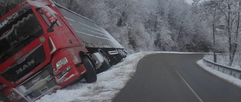 У Рахівському районі вантажівка перекинулась у кювет