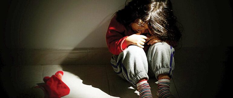 Постійні сексуальні знущання близько 5 років: подружжя із Закарпаття підозрюють у насильстві над 12-річною дівчинкою