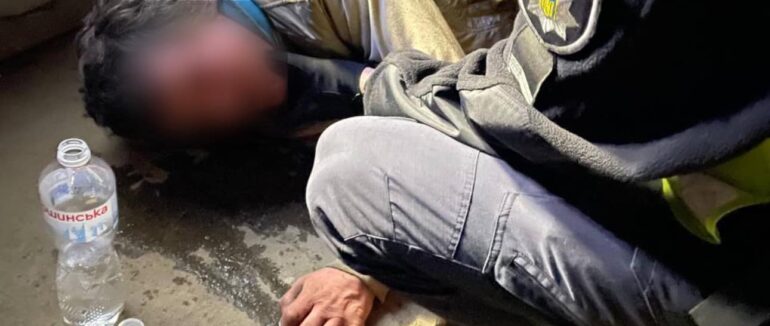 Стало зле посеред вулиці: в Ужгороді на узбіччі впав чоловік