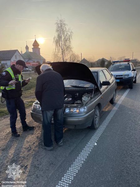 З-під капота йшов дим: патрульні допомогли ужгородцеві, в якого перегрівся двигун на автомобілі