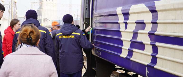 Закарпатські рятувальники зустріли евакуаційний потяг зі сходу України