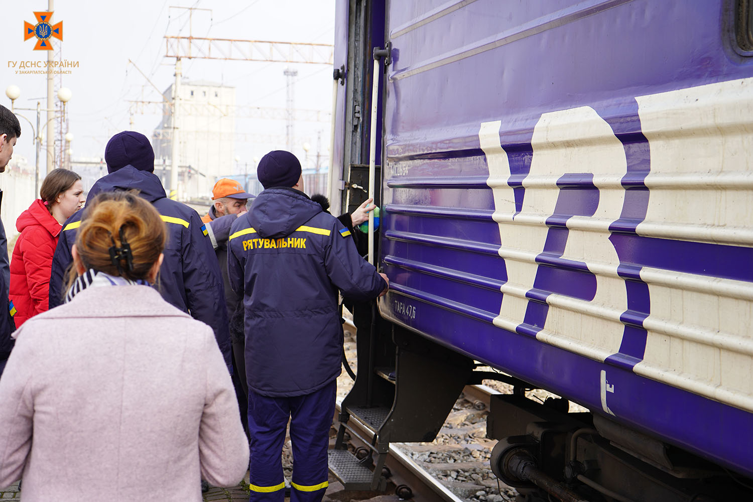 Закарпатські рятувальники зустріли евакуаційний потяг зі сходу України