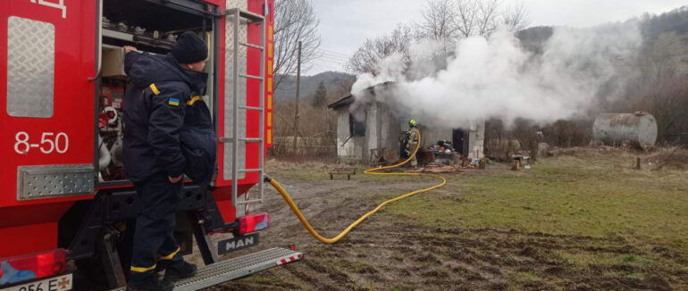 Сусіди побачили дим: на Тячівщині вогонь охопив будівлю