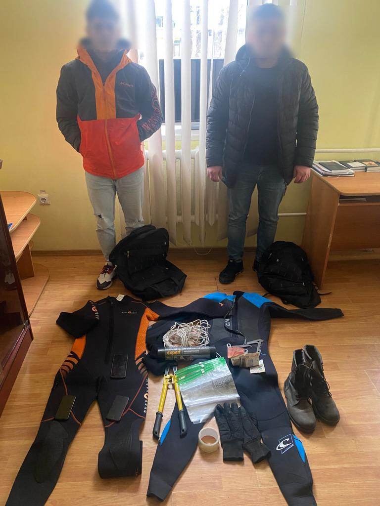 На Закарпатті прикордонники затримали чоловіків з гідрокостюми та човном