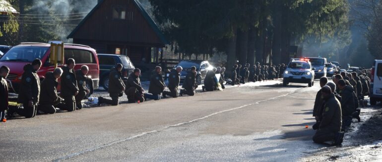 Закарпатці навколішки «живим коридором» зустрічали полеглого воїна із Хустщини