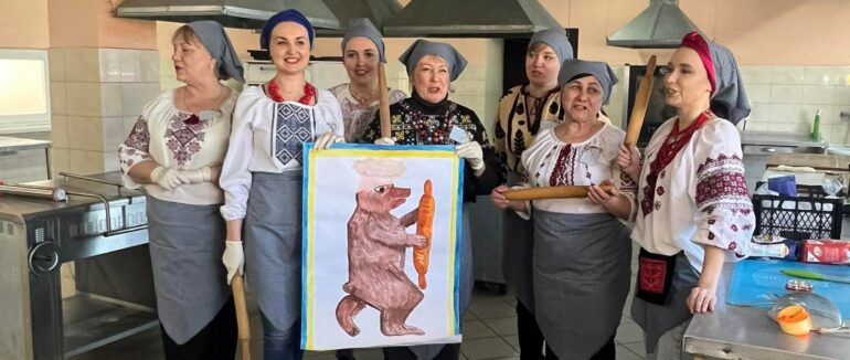 Ціль – зліпити 2023 «переможні» вареники: в Ужгороді тривають кулінарні змагання волонтерів