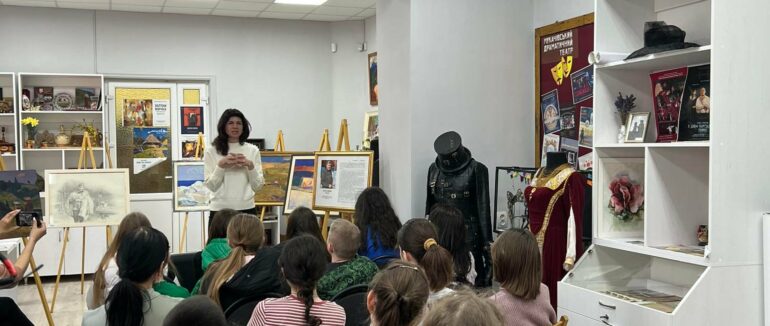 Спогади про тата: у Мукачеві донька народного художника України Золтана Мички зустрілася з юними митцями