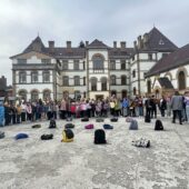 В школі Ужгорода перебувають митники-кінологи: шукають зброю, бурштин та наркотики (ФОТО)