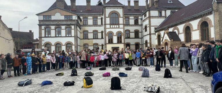 В школі Ужгорода перебувають митники-кінологи: шукають зброю, бурштин та наркотики (ФОТО)