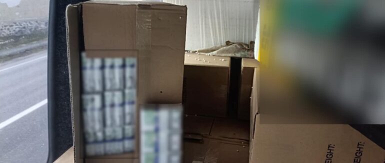 На Мукачівщині у мікроавтобусі Mercedes виявили понад 50 ящиків безакцизних цигарок