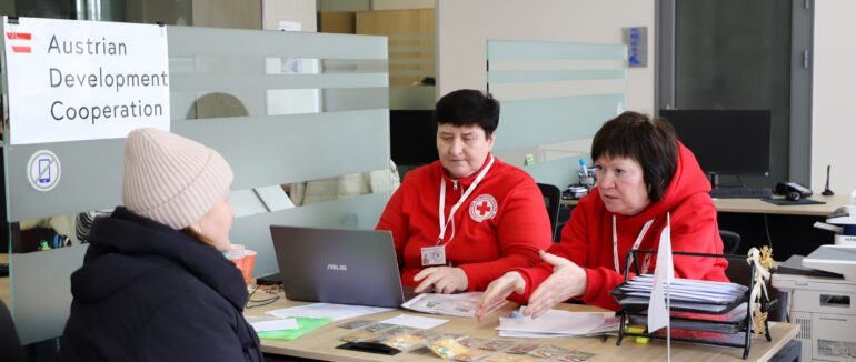 В Ужгороді переселенцям із інвалідністю видають ваучери на 6600 грн