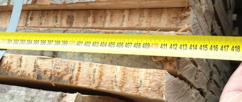 На Закарпатті митники не дозволили вивезти лісоматеріали та напівпричіп з перебитими номерами