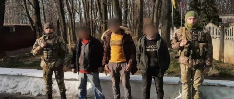 Біля кордону в напрямку Словаччини затримали чотирьох ухилянтів