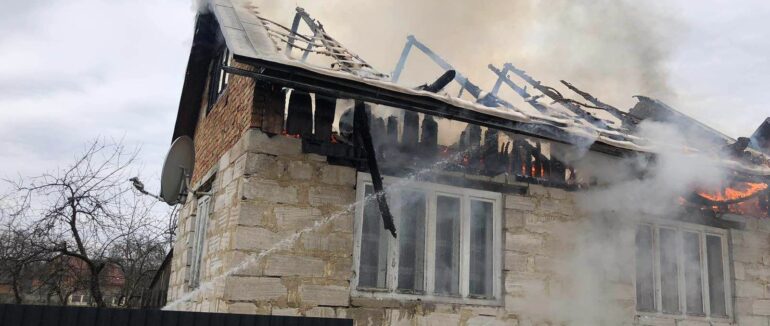 Сусіди помітили дим: у Тячівському районі вогонь охопив дах будинку