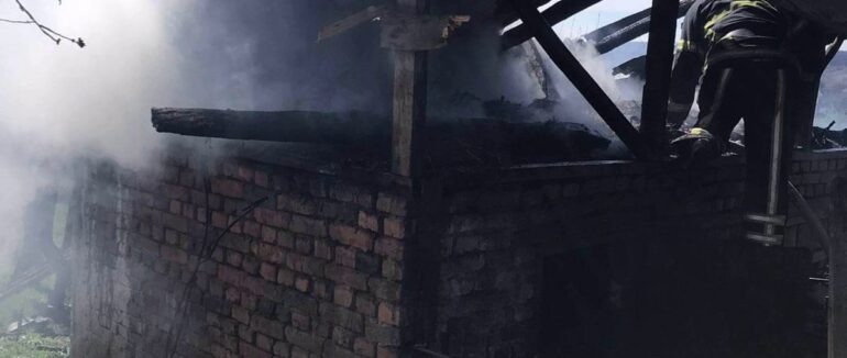 Дим помітили сусіди: у Хустському районі горіла будівля