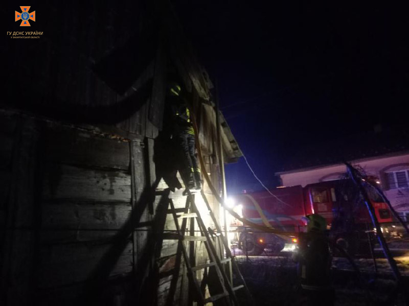 На Тячівщині посеред ночі спалахнула пожежа у будинку