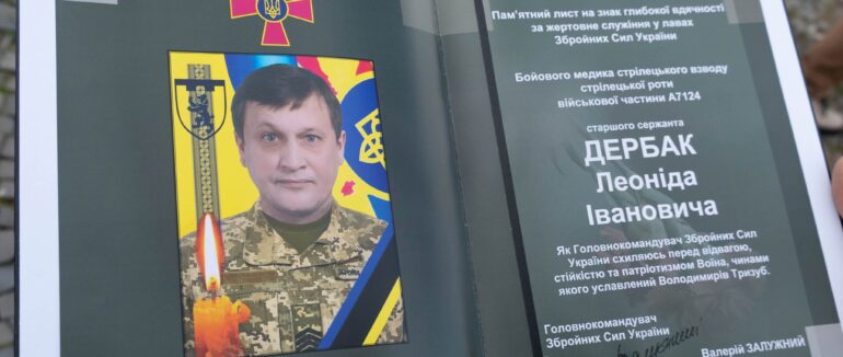 В Ужгороді навколішки попрощався з полеглим Героєм Леонідом Дербаком