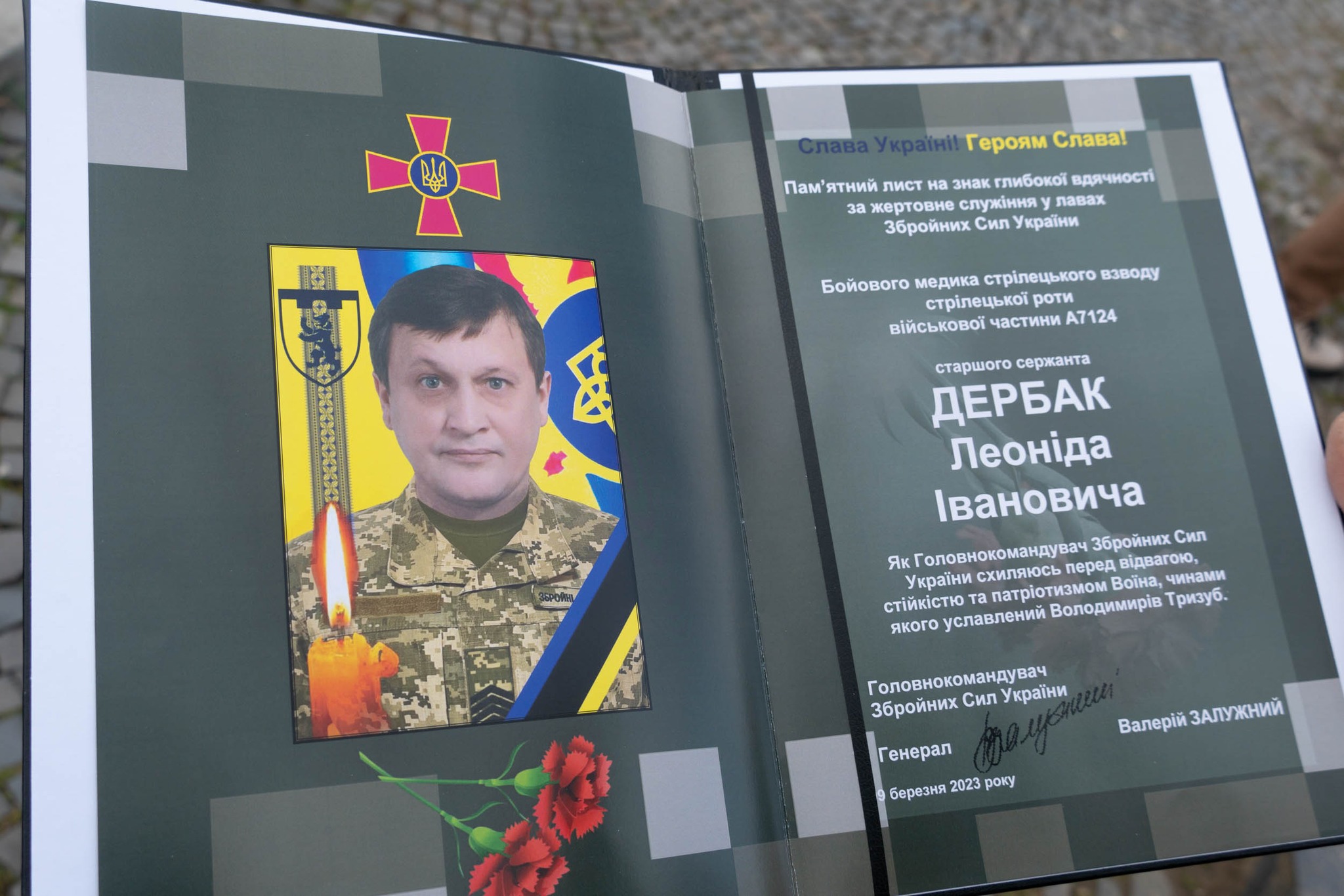 В Ужгороді навколішки попрощався з полеглим Героєм Леонідом Дербаком