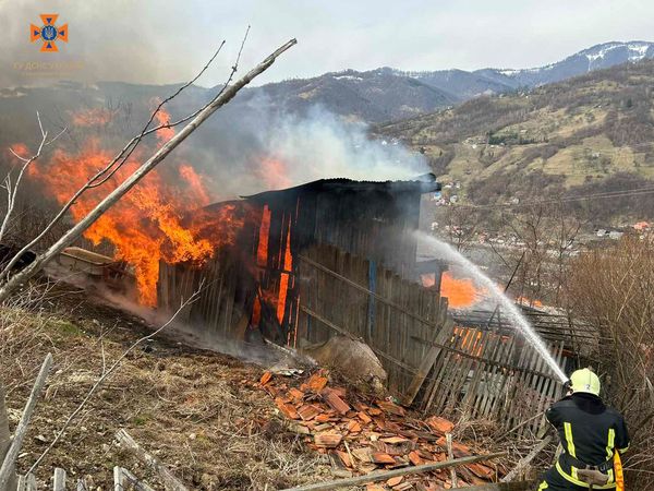 У Рахові через піч загорівся дерев`яний будинок