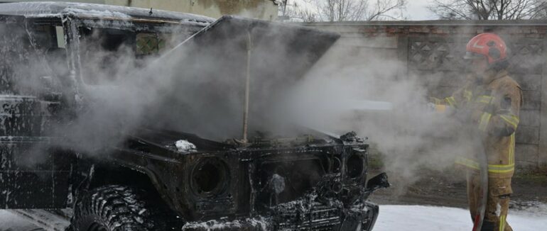Ужгородські рятувальники ліквідували пожежу в автомобілі Mercedes G500 (Оновлено)