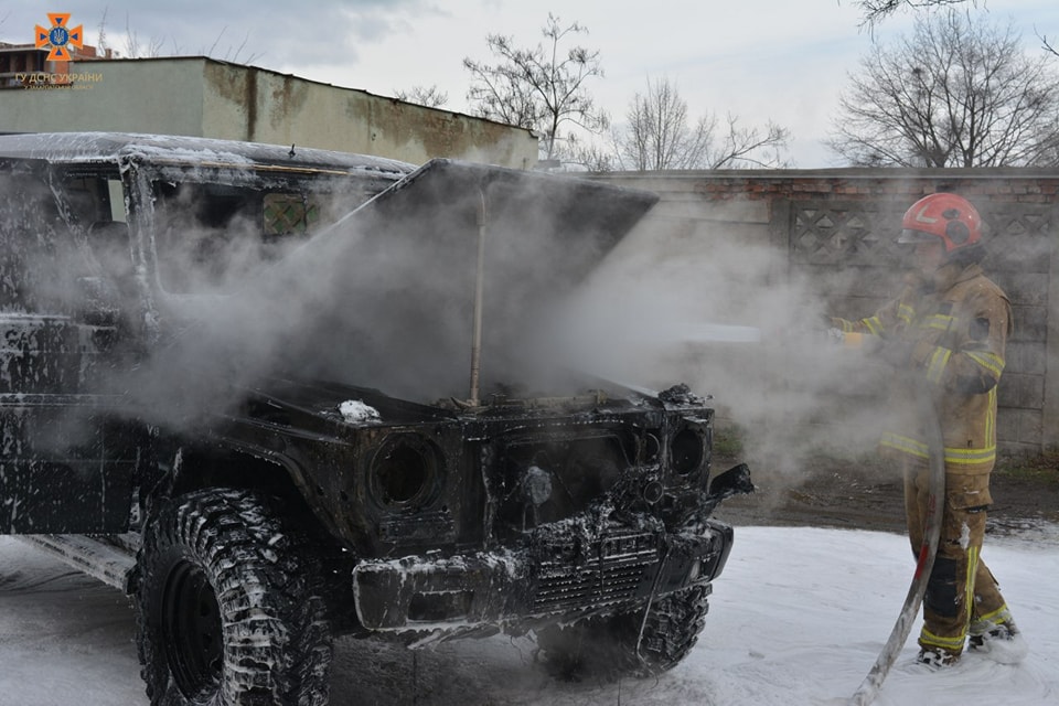 Ужгородські рятувальники ліквідували пожежу в автомобілі Mercedes G500 (Оновлено)