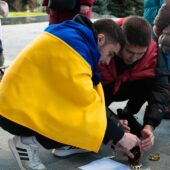 “ДЄТИ”: в Ужгороді вшанували пам’ять загиблих під час бомбардування Маріупольського драмтеатру (ФОТО)
