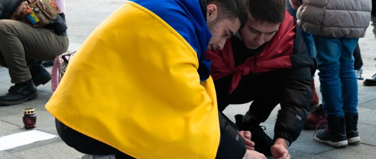 “ДЄТИ”: в Ужгороді вшанували пам’ять загиблих під час бомбардування Маріупольського драмтеатру (ФОТО)