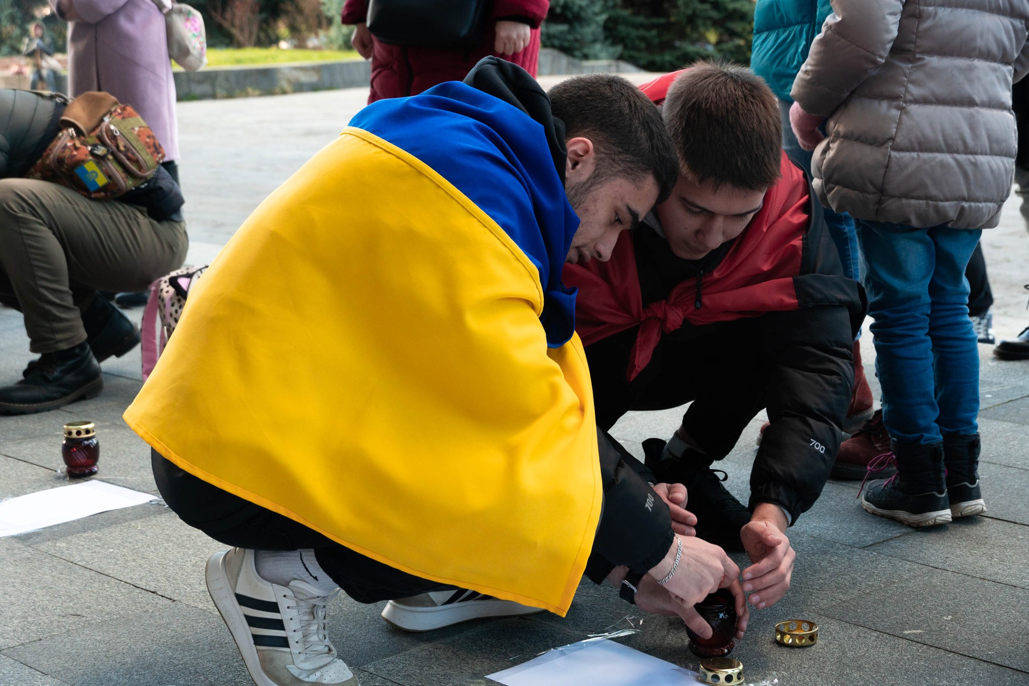 "ДЄТИ": в Ужгороді вшанували пам’ять загиблих під час бомбардування Маріупольського драмтеатру (ФОТО)