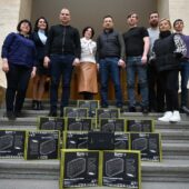 Громади Закарпаття отримали перші 13 портативних зарядних станцій