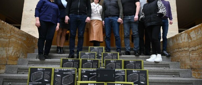 Громади Закарпаття отримали перші 13 портативних зарядних станцій