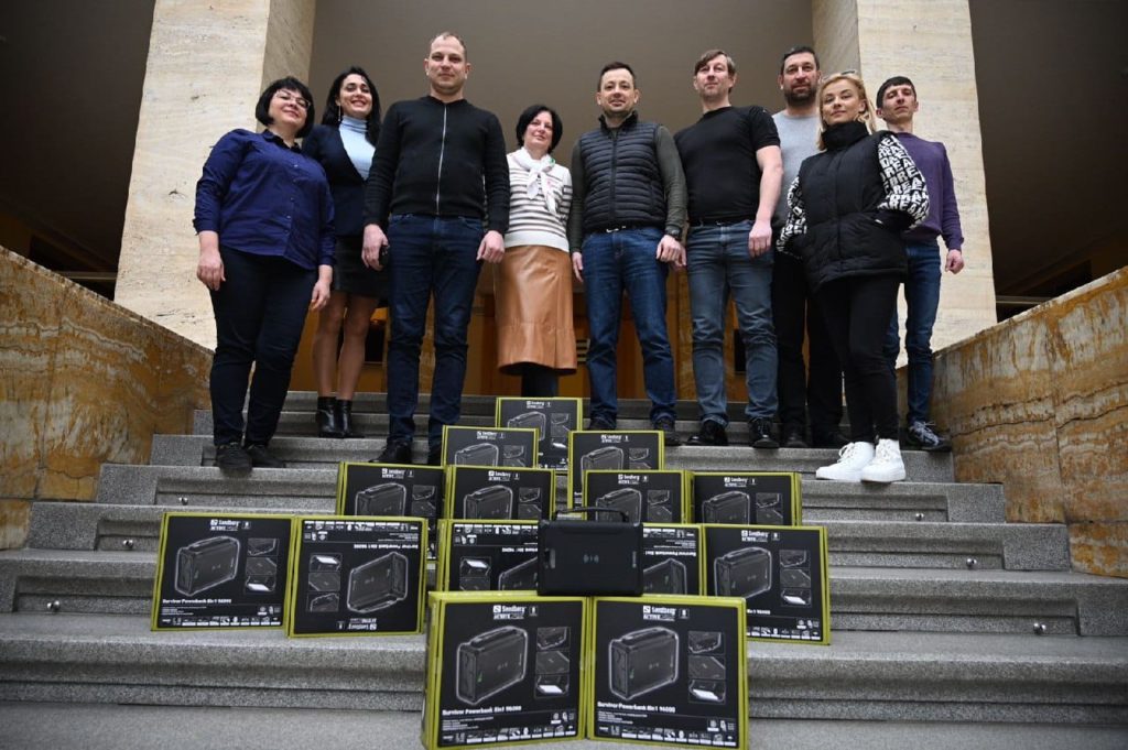 Громади Закарпаття отримали перші 13 портативних зарядних станцій