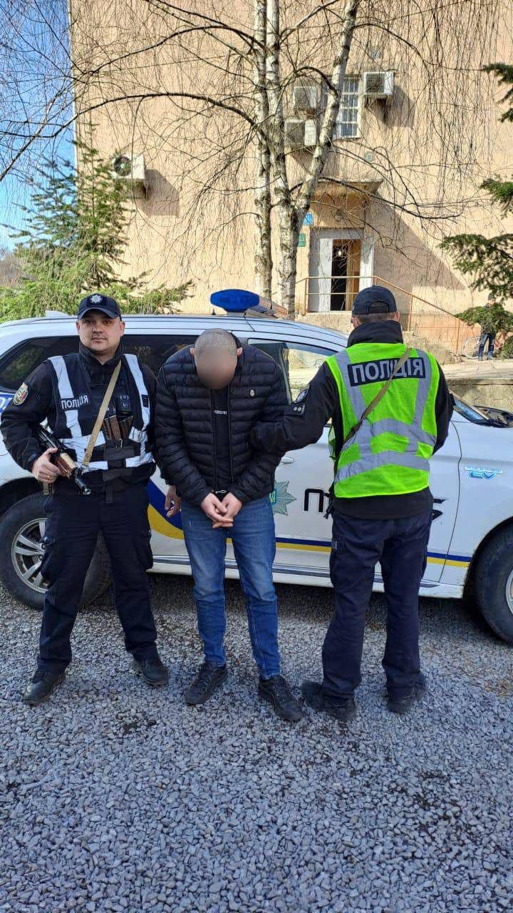 Напав вночі посеред вулиці: у Перечині раніше судимий чоловік відібрав у перехожого мобільний телефон