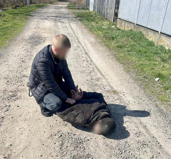 Затриманий з гранатами: на Мукачівщині зловмисника зловили після передачі "товару" (ФОТО)