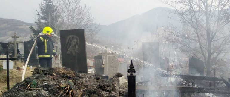 У Рахові трапилася пожежа на території міського кладовища