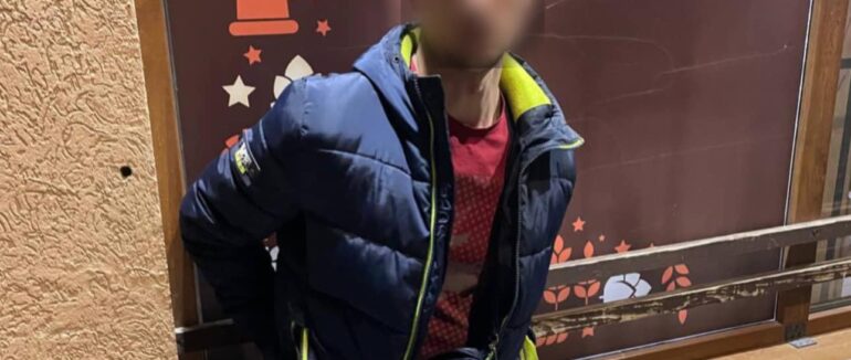 Стріляв по дверях та вікнам: в Ужгороді затримали чоловіка зі зброєю