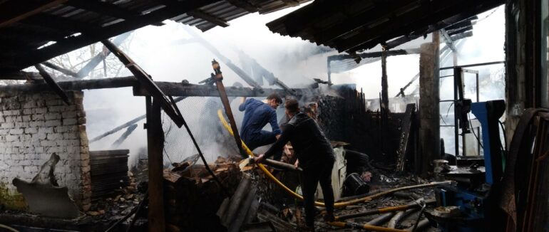 7 рятувальників та 3 одиниці техніки ліквідовували пожежу у Мукачеві: подробиці (Ексклюзивні ФОТО)