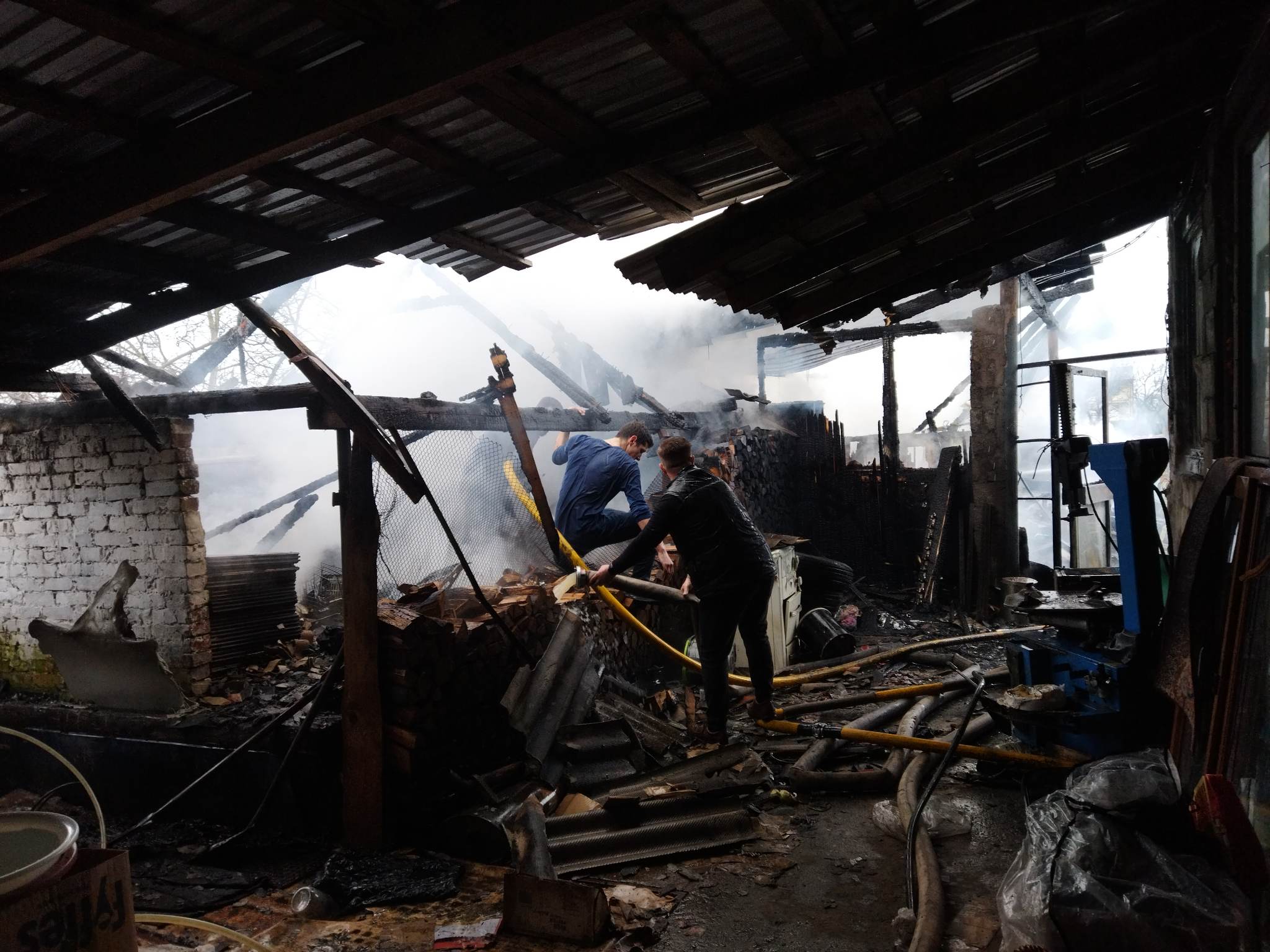 7 рятувальників та 3 одиниці техніки ліквідовували пожежу у Мукачеві: подробиці (Ексклюзивні ФОТО)