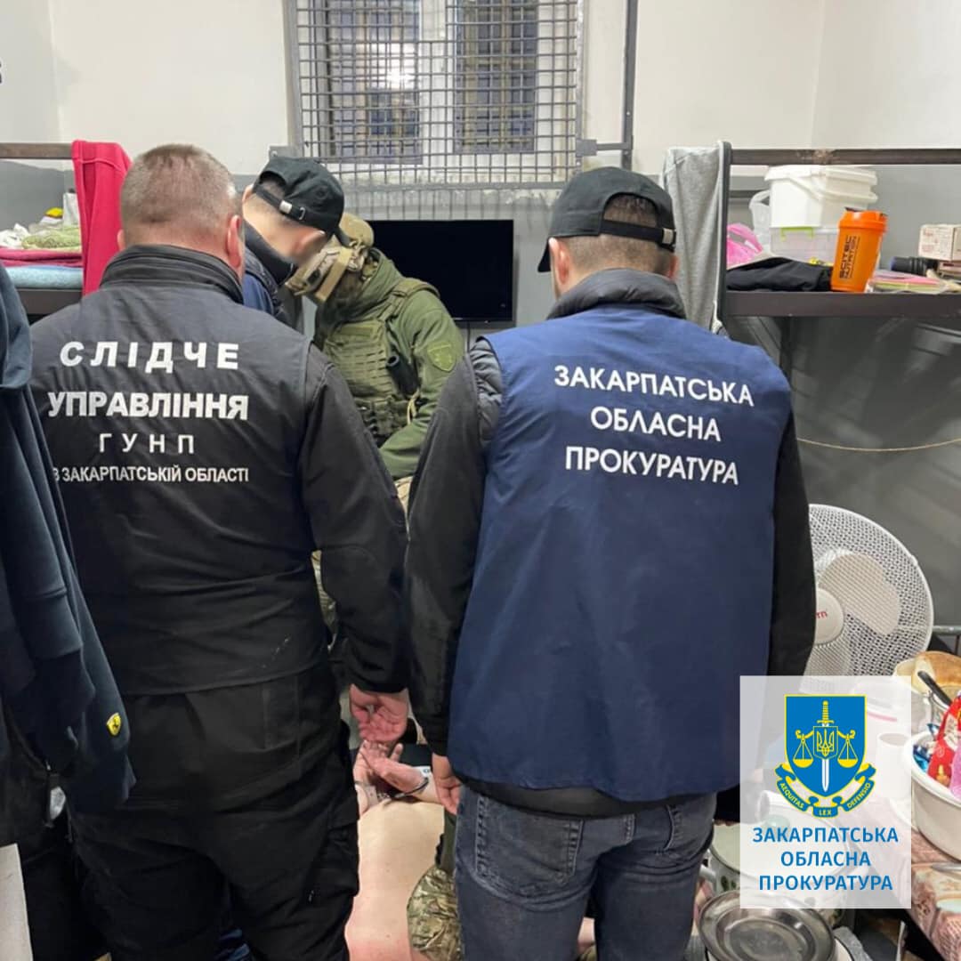 Поширення злочинного впливу, організація та участь у «сходках»: на Закарпатті кримінальному авторитету та п’ятьом його спільникам повідомлено про підозру