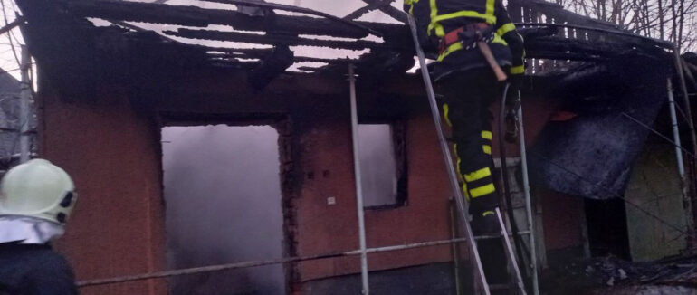 У Мукачеві горіла закинута будівля у якій грілися безхатьки