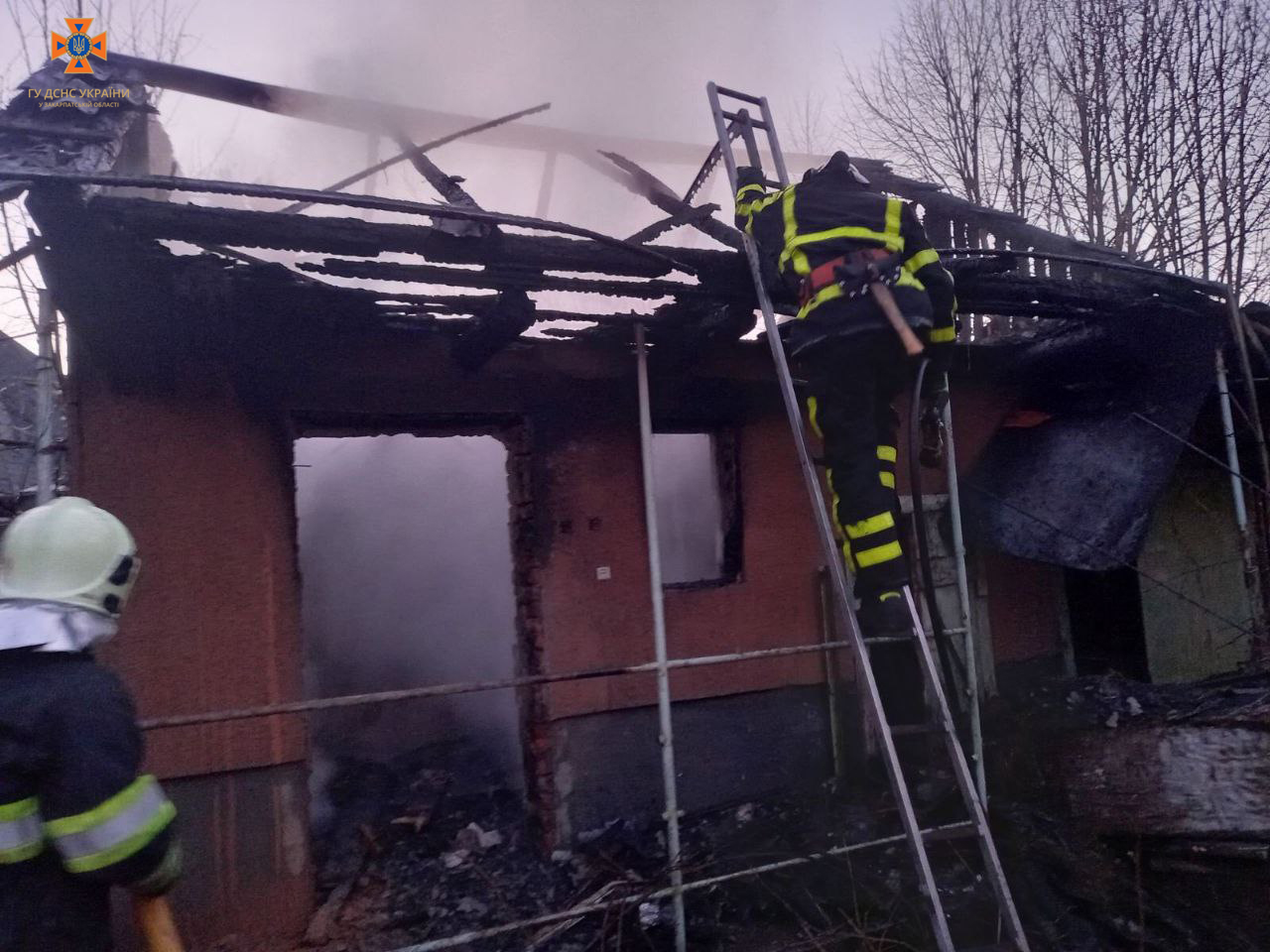 У Мукачеві горіла закинута будівля у якій грілися безхатьки
