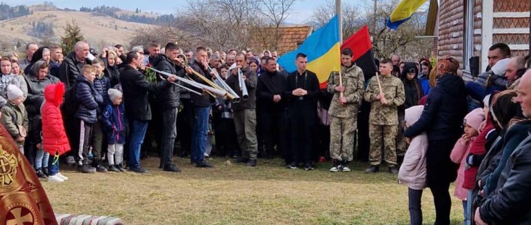 Прощання на Рахівщині: в Ясіня поховали полеглого за Україну захисника Юрія Дердюка (ФОТО)