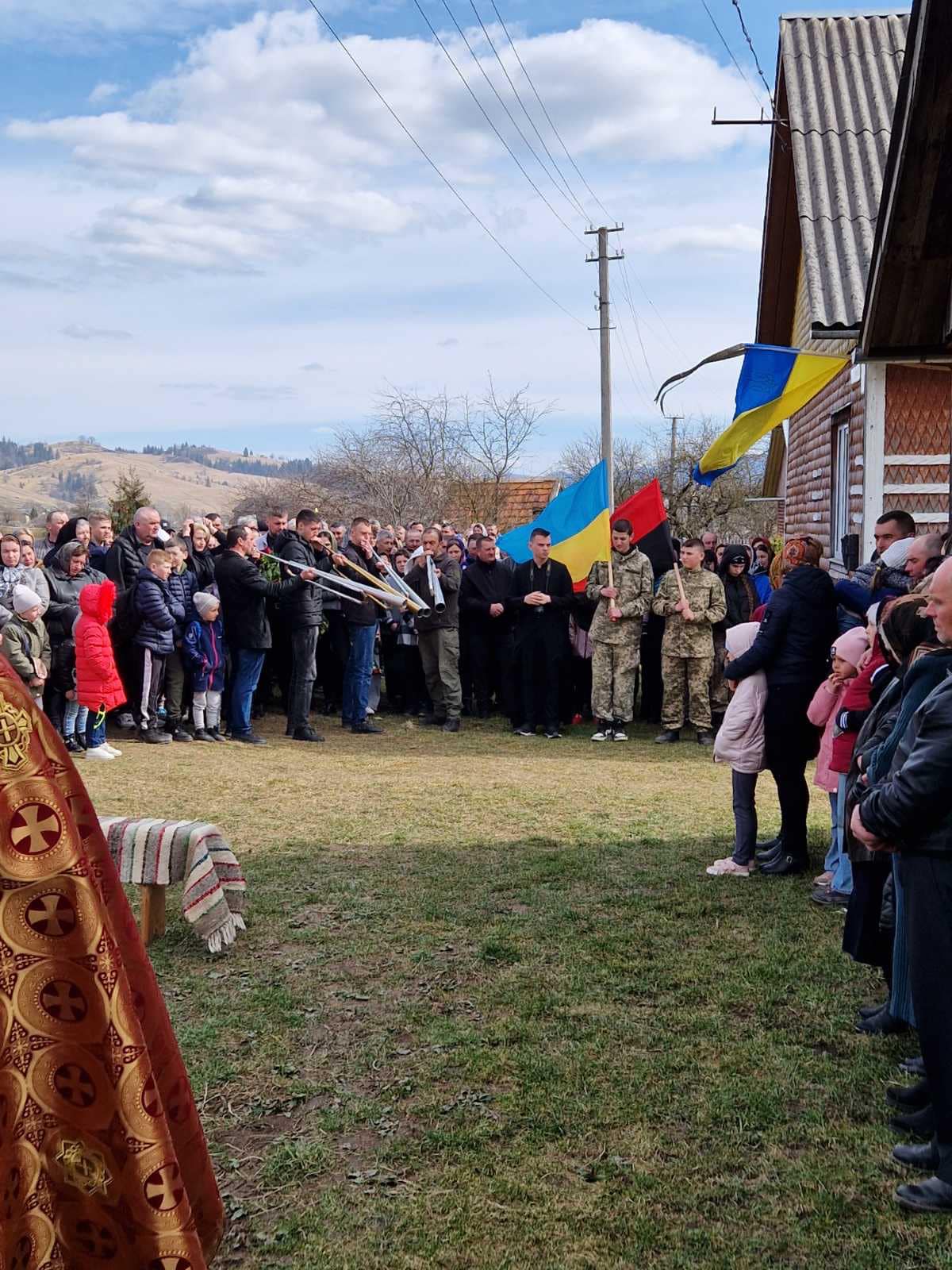 Прощання на Рахівщині: в Ясіня поховали полеглого за Україну захисника Юрія Дердюка (ФОТО)