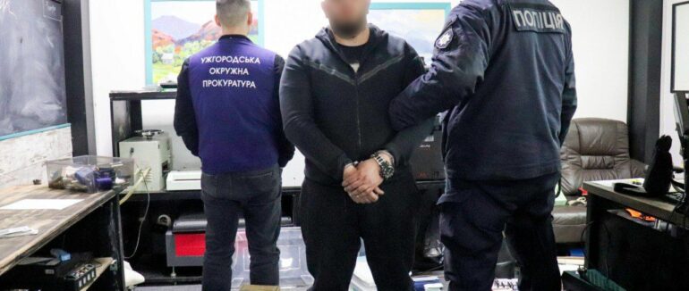 «Бізнес» із виготовлення підробних документів: ужгородця викрили на масштабній фальсифікації (ФОТО, ВІДЕО)